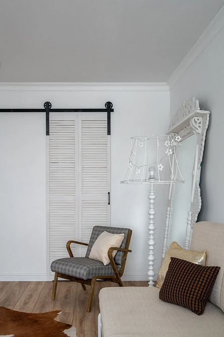 Сучасний інтер'єр з акцентом на вінтажні меблі: крісло та торшер в стилі ретро.