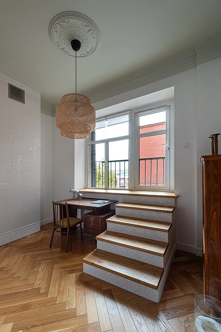 Вінтажні меблі в інтер'єрі: реставрований диван в стилі ретро в сучасній вітальні.