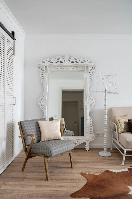 Інтеграція вінтажних меблів у дизайн квартири: реставрований комод у світлій спальні.