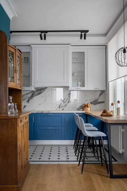 Ретро інтер'єр: використання вінтажного столу та стільців в сучасній їдальні.