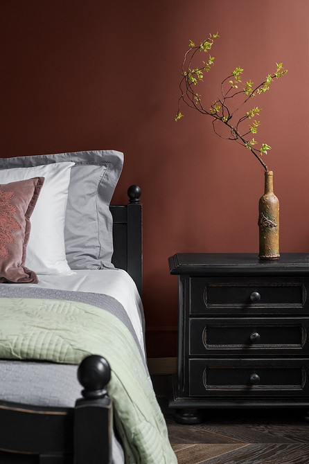 Вінтажні меблі в сучасному інтер'єрі: реставрована шафа з елементами ретро декору та історією.