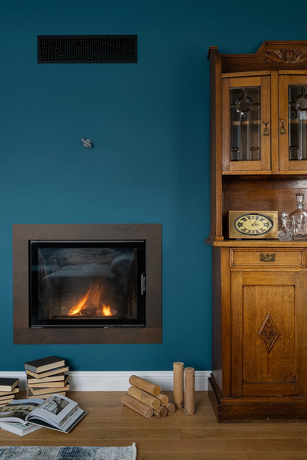 Вінтажний декор в сучасному інтер'єрі: дзеркало та консоль в стилі ретро в передпокої.