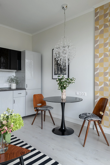 Ретро інтер'єр: вінтажний диван з оригінальною оббивкою як акцент в сучасній вітальні.