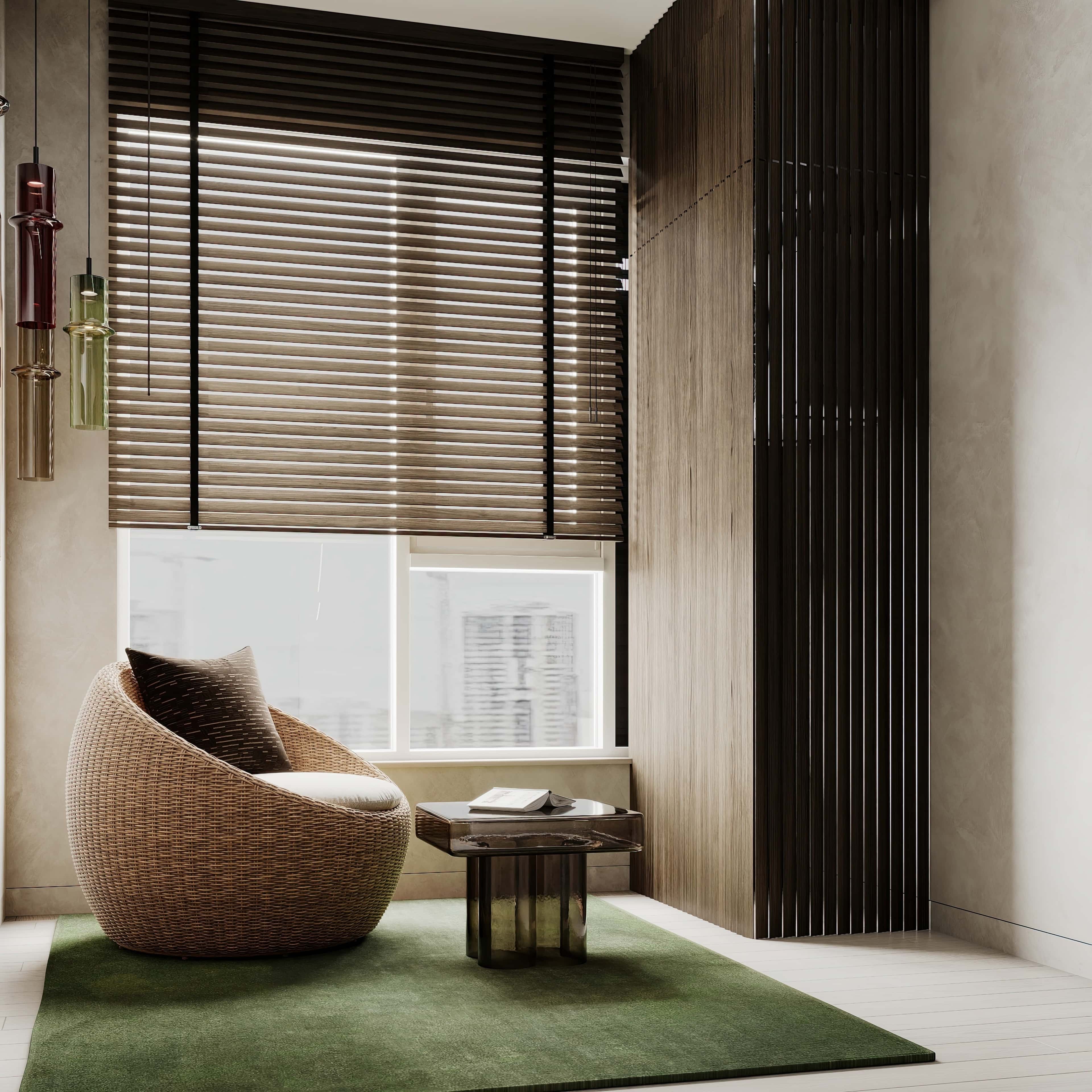 Деталі декору в стилі джапанді: керамічна ваза, дерев'яний столик, текстиль з льону.