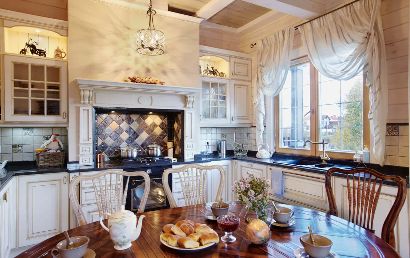 Елементи декору прованс: годинник, дзеркало, свічники в сільському стилі