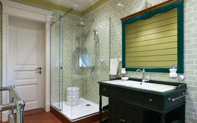 Вітальня в стилі прованс з диваном, кріслами та журнальним столиком