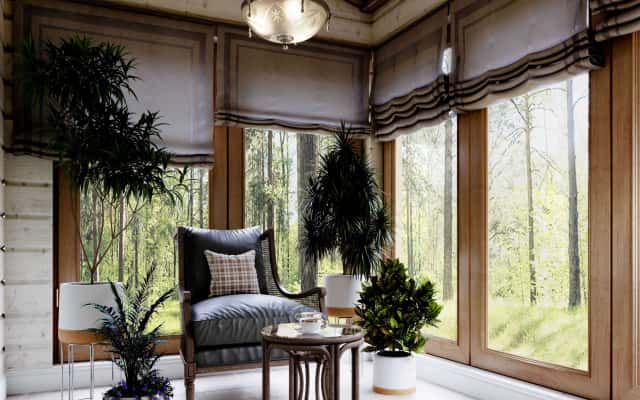 Ванна кімната в класичному стилі з мармуровою плиткою та вишуканою сантехнікою.