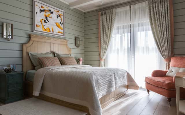 Ванна кімната в стилі прованс з вінтажною ванною та світлим оздобленням