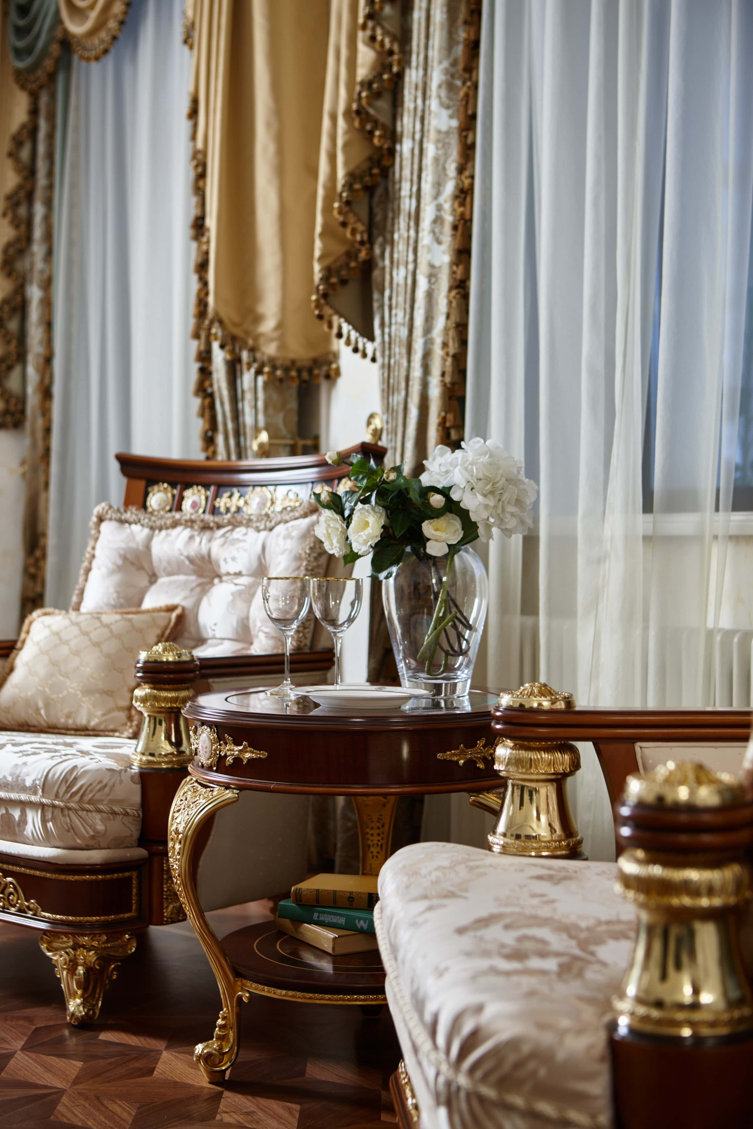 Стиль прованс у ванній кімнаті: старовинна ванна, дерев'яні елементи та лаванда.