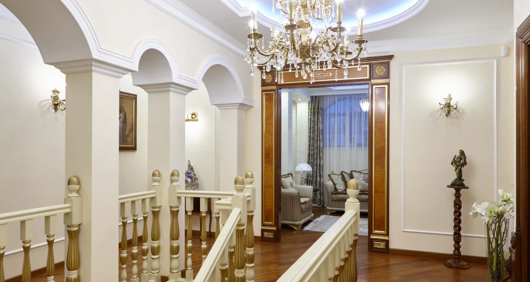 Інтер'єр їдальні в стилі прованс: дерев'яний стіл, ковані люстри та керамічний посуд.