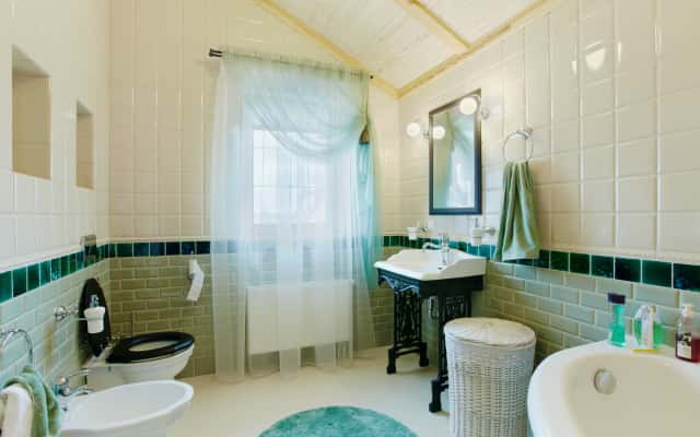 Кухня прованс з дерев'яними шафами, відкритою полицею і травами