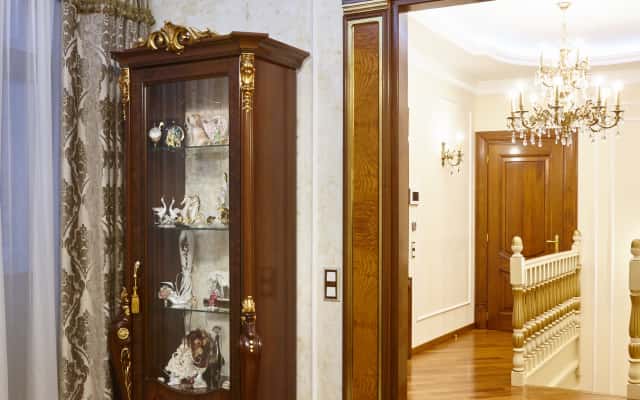 Простора кухня в класичному стилі з використанням натурального дерева та каменю.