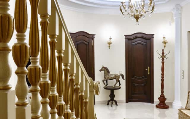 Інтер'єр заміського будинку: поєднання класичного стилю та сучасного дизайну.