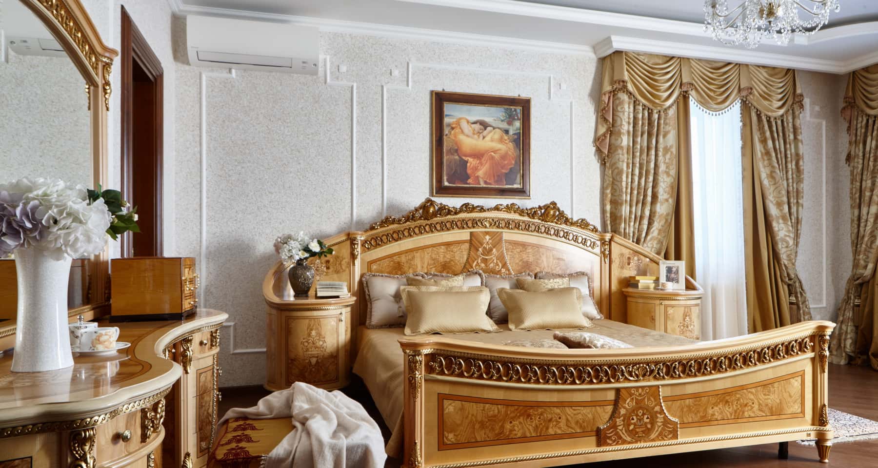 Дизайн дитячої кімнати в стилі прованс: світлі меблі, іграшки ручної роботи та текстиль з квітами.