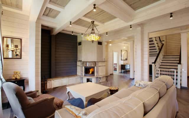 Стіл в стилі прованс з сервіровкою, квітами та плетеними кошиками