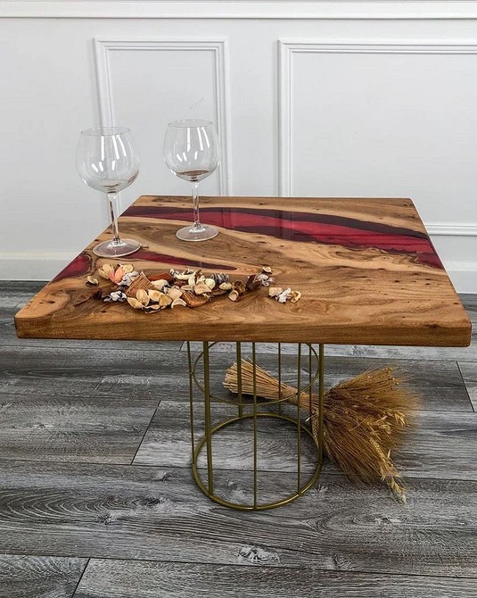 Стіл з епоксидної смоли та дерева: ідея для натхнення створення власноруч.