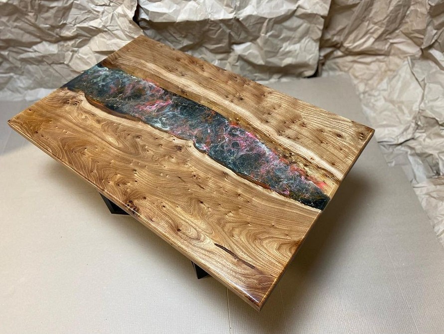 Стіл з епоксидної смоли та дерев'яного слебу: унікальний дизайн для вашого дому.