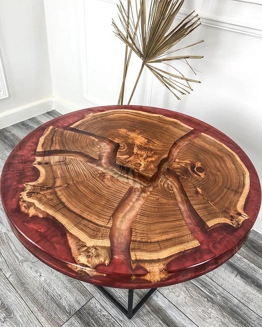 Приклад стильної стільниці з епоксидної смоли та деревини для сучасного інтер'єру.