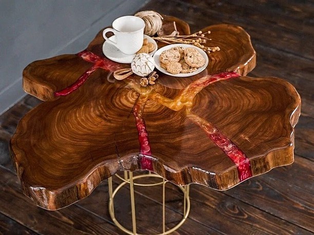 Стільниця з епоксидної смоли та дерев'яного слебу – приклад унікального дизайну меблів.