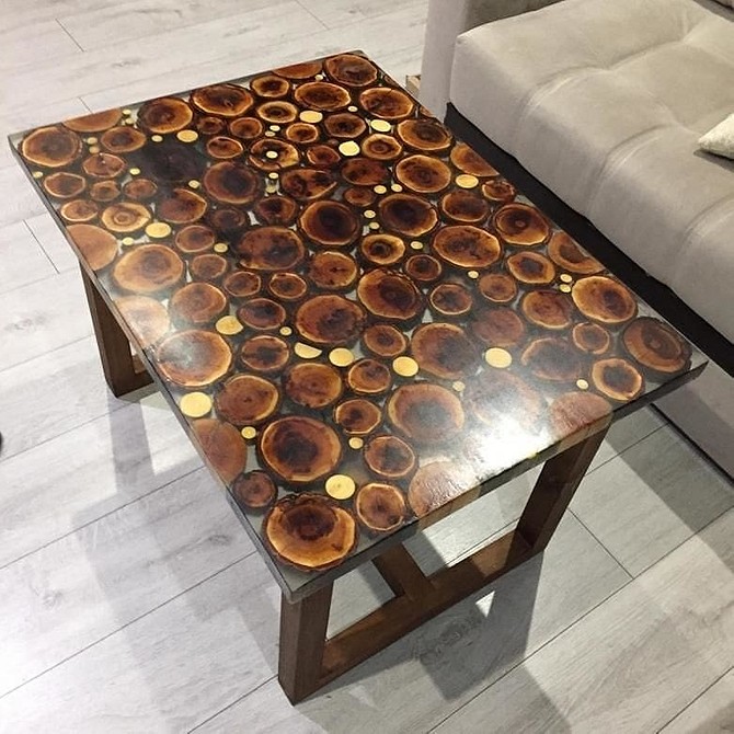 Масивний стіл з епоксидної смоли та дерева: для великої родини чи дружньої компанії.