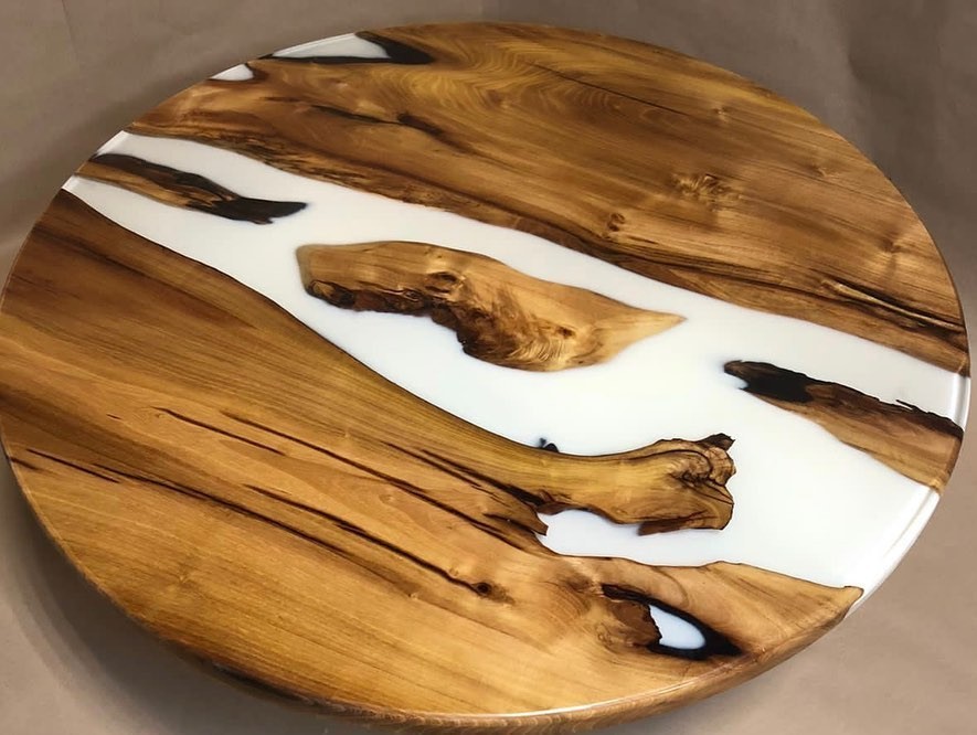 Дерев'яний стіл з епоксидною смолою: ідеальний вибір деревини для заливки смолою.