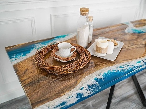 Стіл-річка з епоксидної смоли: ефект прозорої води між дерев'яними берегами.