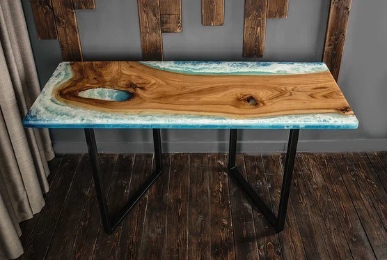 Стіл з дерева та епоксидної смоли, приклад поєднання природності та сучасного дизайну.