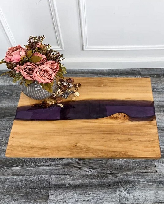 Сучасна стільниця з епоксидної смоли та дерева в інтер'єрі вітальні або кухні.