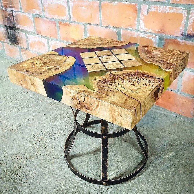 Унікальна стільниця з епоксидної смоли та дерева: ідея для створення ексклюзивних меблів.