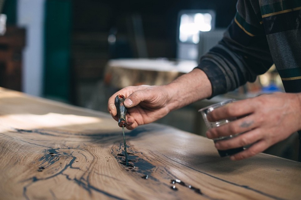 Дерев'яна стільниця з епоксидною смолою: унікальний дизайн інтер'єру з використанням слебів дерева.