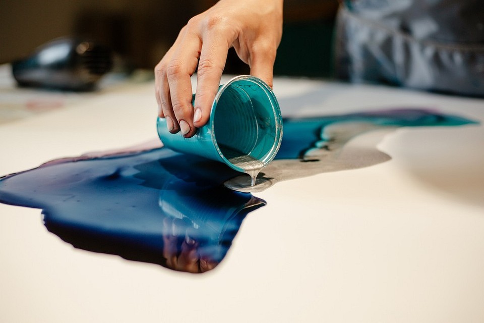 Процес виготовлення стільниці з епоксидної смоли своїми руками: заливка смоли