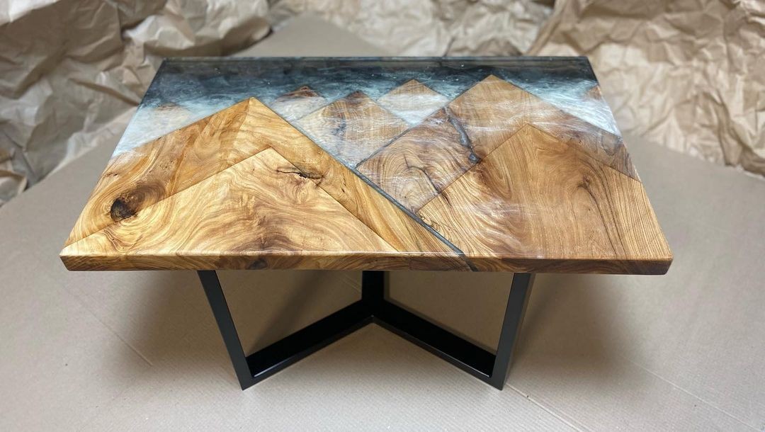 Стильний журнальний столик з епоксидки та дерева: ручна робота, унікальний дизайн.