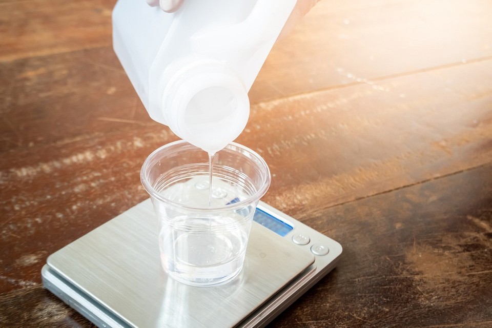 Процес виготовлення стільниці з епоксидної смоли: заливка смоли в опалубку.