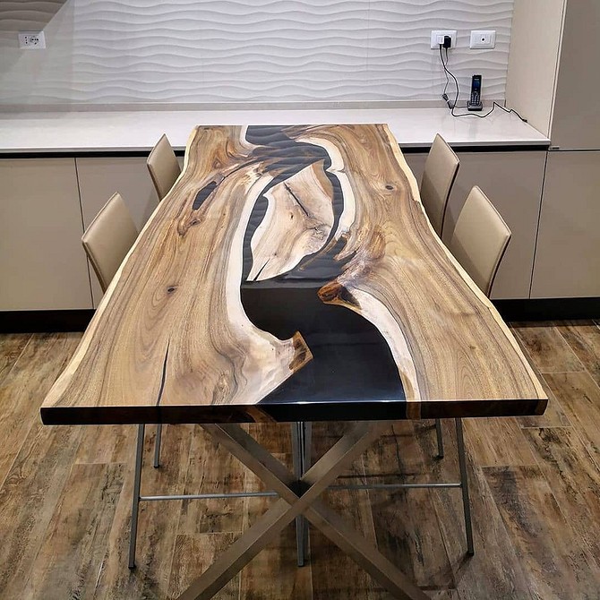 Світлий стіл з епоксидної смоли: ідеально підійде для сучасного інтер'єру.