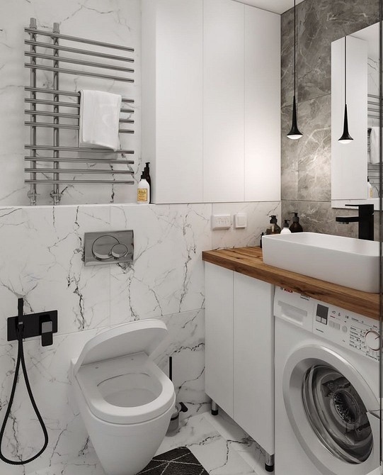 Деталі текстури дерев'яної стільниці зблизька, демонструючи натуральні волокна деревини.