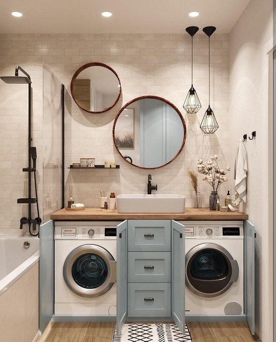 Дерев'яна стільниця на кухні з інтегрованою мийкою з нержавіючої сталі.