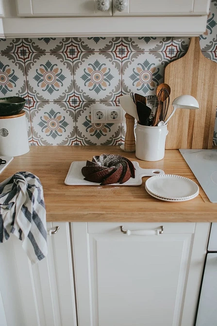 Темна дерев'яна стільниця в сучасній кухні: стильний контраст кольорів