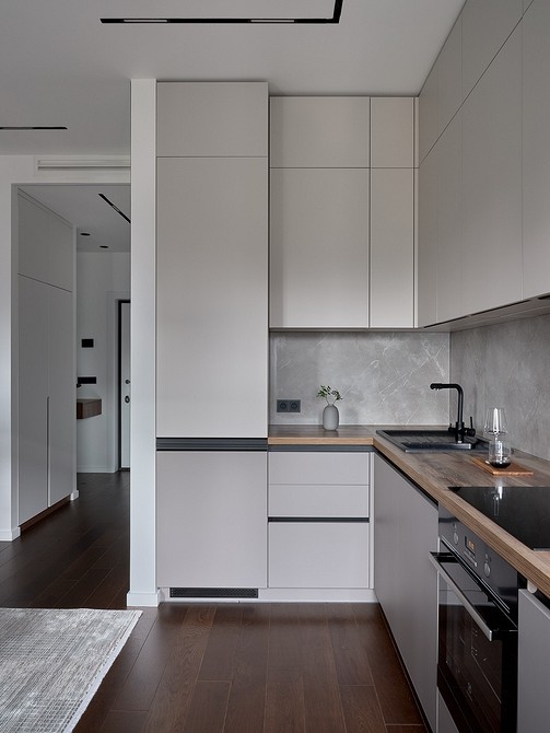 Обідня зона з великою дерев'яною стільницею для сімейних обідів та зустрічей