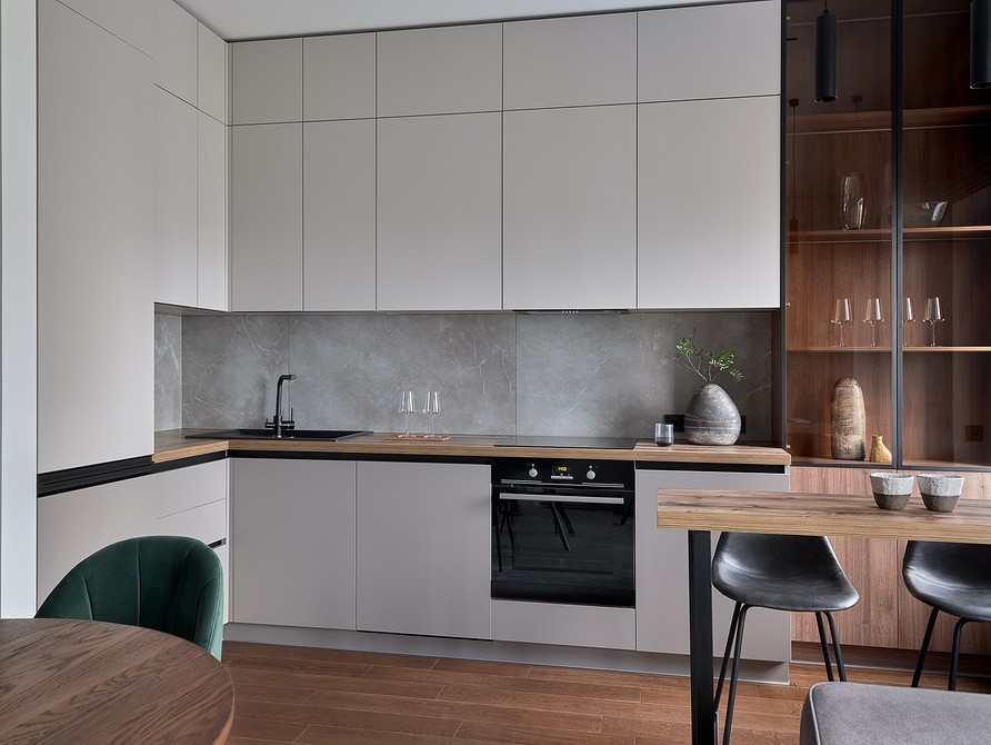 Світла дерев'яна стільниця в інтер'єрі кухні з білими шафами: скандинавський стиль