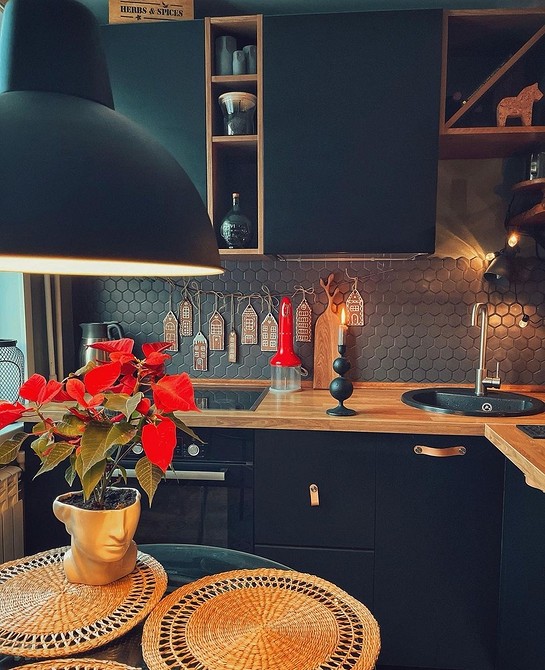 Сучасна дерев'яна стільниця для кухні з натурального дерева з красивою текстурою.