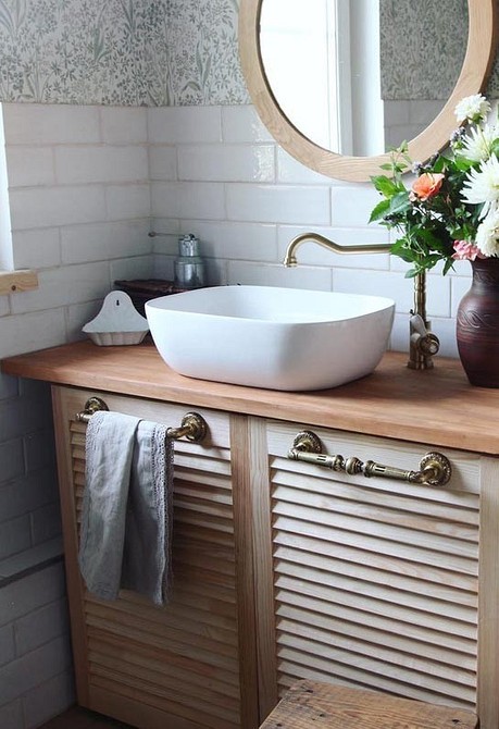 Велика дерев'яна стільниця з масиву дерева для обіднього столу у вітальні.