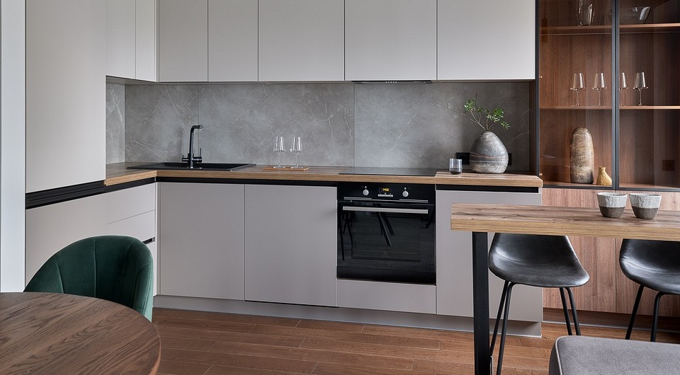 Дерев'яна стільниця в інтер'єрі кухні з акцентом на натуральність та тепло