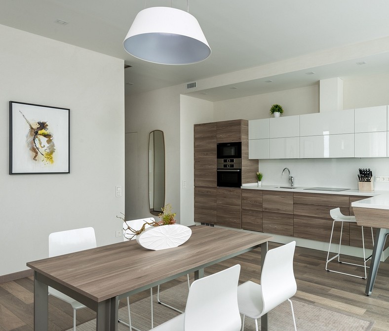 Сучасна ванна кімната з дерев'яною стільницею під раковину, натуральний вигляд