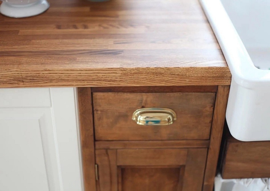 Покриття дерев'яної стільниці лаком: глянцевий блиск і надійний захист від подряпин і плям.