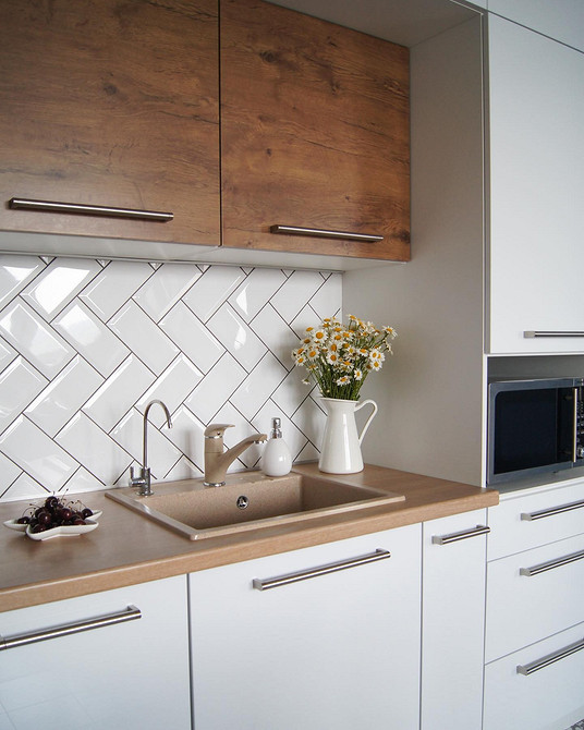 Острів на кухні з дубовою стільницею: функціональність та елегантність в одному рішенні.