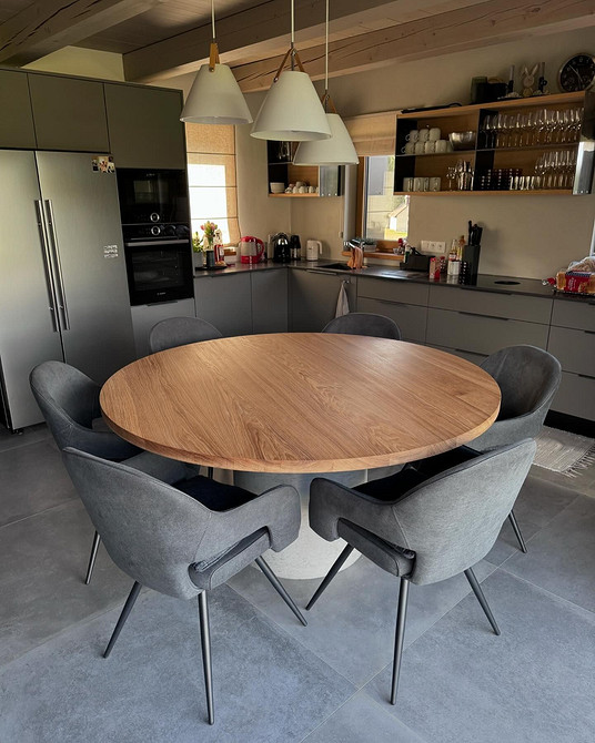 Дубова стільниця на кухні, інтегрована в кухонний гарнітур та обідній стіл, барна стійка