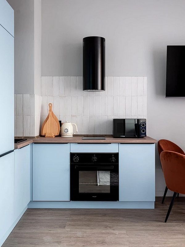 Сучасний інтер'єр з дубовою стільницею: поєднання стилю та функціональності в дизайні.