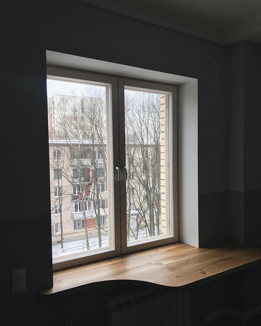 Стільниця з дуба для робочого місця біля вікна. Інтегрований дизайн інтер'єру.