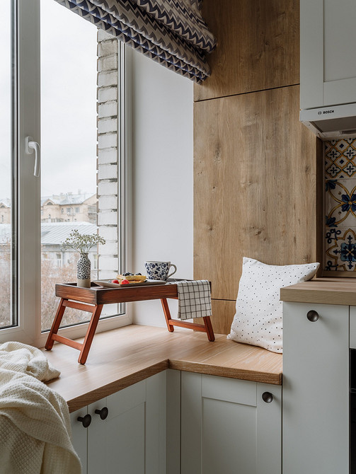 Підвіконня-стільниця з дуба в інтер'єрі: зручне рішення для невеликої квартири.