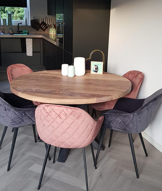 Дерев'яна стільниця з дуба у ванній кімнаті, поєднана з раковиною